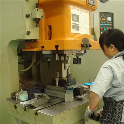 Modificēta automašīnu detaļu apzīmogošana